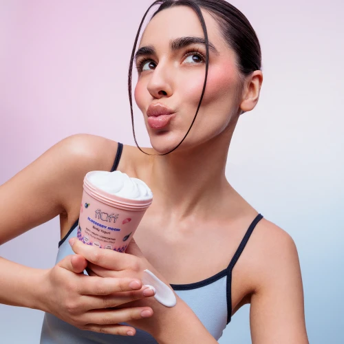 Fluff Blueberry Mochi – Jogurt do ciała 180 ml z modelką