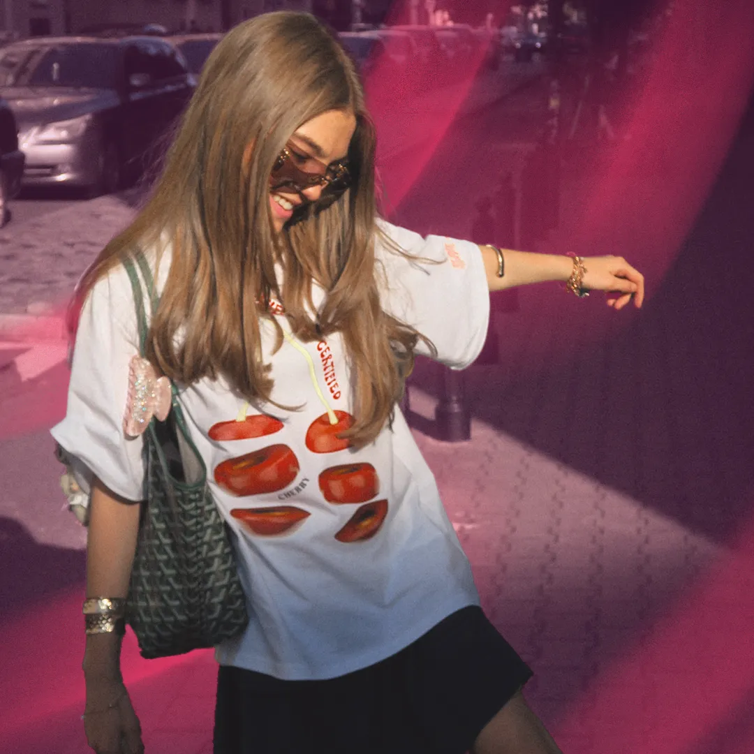 Kobieta z kosmetykiem Fluff – ujędrnianie i wygładzanie